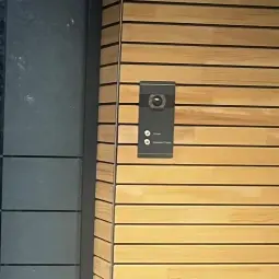 Kundenfoto: Metzler VDM10 an einer Holzfassade neben der Haustür